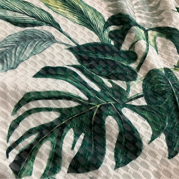 Bebe | Tropical Green Leaf Print Shorts - Picture 2 of 10